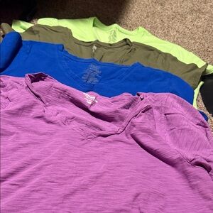 Set of 4 short sleeve v-neck Ts (XXL) - EUC!